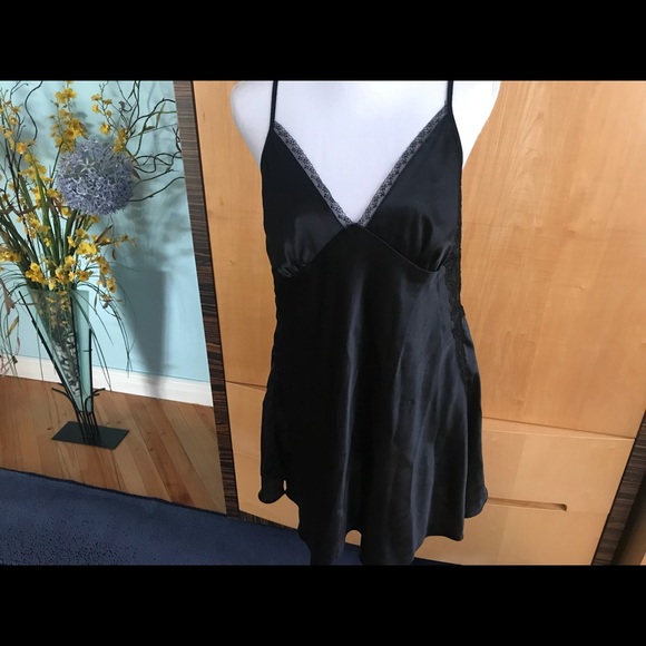 An intimate lingerie - Picture 1 of 4